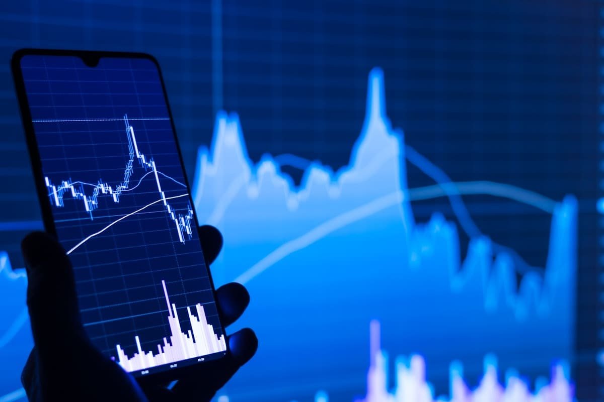 The Carry Trade Explained: Why USD/JPY Rises Slowly and Falls Fast