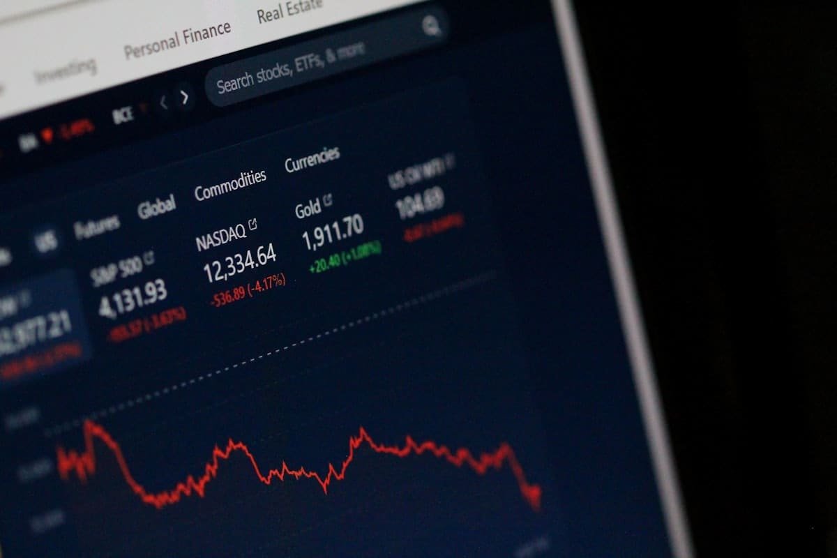 What Moves the Price of Gold: Real Yields, the Dollar and Central Banks